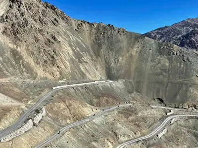 Aventure à moto Royal Enfield de Leh à Lamayuru, explorant les paysages lunaires et les anciens monastères de Ladakh.